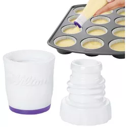 Eine Anleitung zum Befüllen von Muffinförmchen