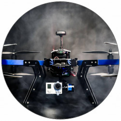 Essbares Papier fliegende Drohne auf schwarzem Hintergrund 19,5 cm